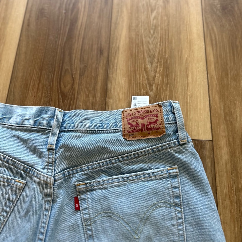 Levi's 501 light wash women’s jean shorts size W31 - Picture 4 of 5